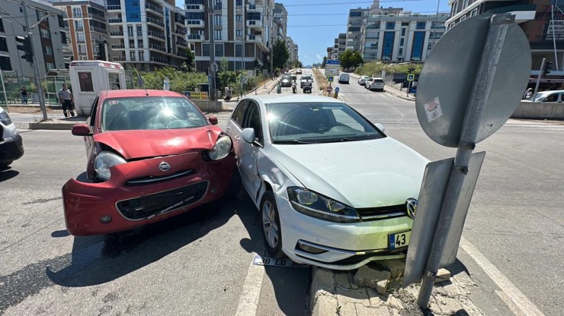Samsun'da cadde birleşiminde otomobiller çarpıştı: 1 yaralı