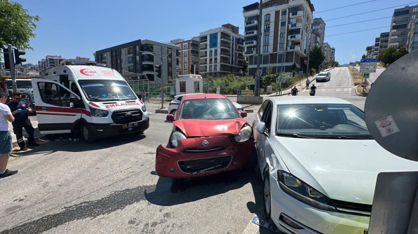 Samsun'da cadde birleşiminde otomobiller çarpıştı: 1 yaralı