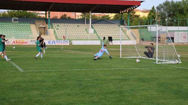 Ampute Milli Futbol Takımı, Kırşehir'de kadın futbol takımıyla hazırlık maçı yaptı