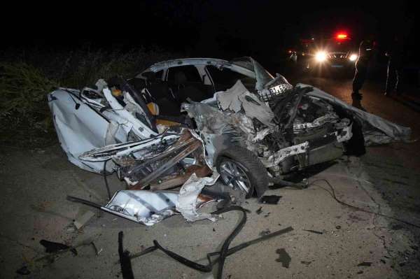 Edirne'de kaza: Tıra çarptıktan sonra hurdaya dönen otomobilin sürücüsü ağır yaralandı