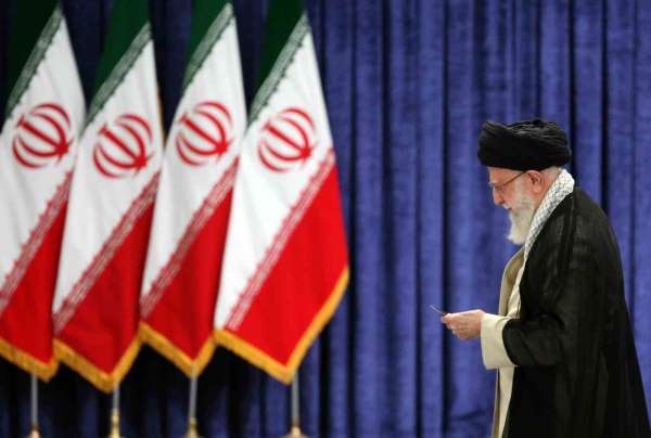 İran Dini Lideri Hamaney: 'Hiçbir saldırıya boyun eğmeyeceğiz'