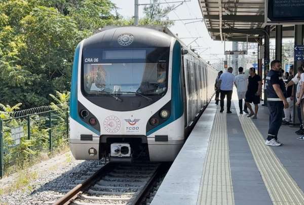 Marmaray'da raylara atlayan kişi intihar etti