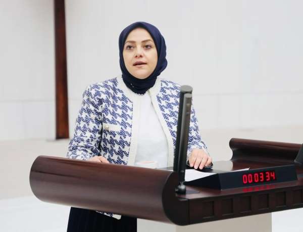 Milletvekili Ün, halk otobüsünde saldırıya uğrayan tesettürlü kadınla görüştü