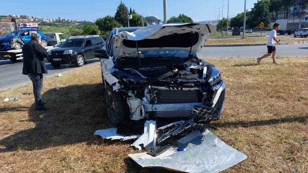 Samsun'da kavşakta 2 otomobil çarpıştı: 4 yaralı