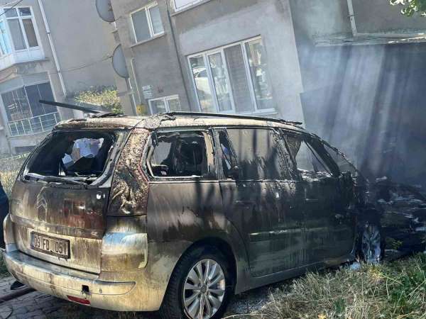Sinop'ta garajda park halinde duran araç alevlere teslim oldu