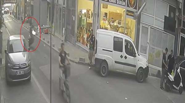 Tekirdağ'da ön teker şovu kazayla bitti, yaya ezilmekten son anda kurtuldu: Korkunç anlar kamerada
