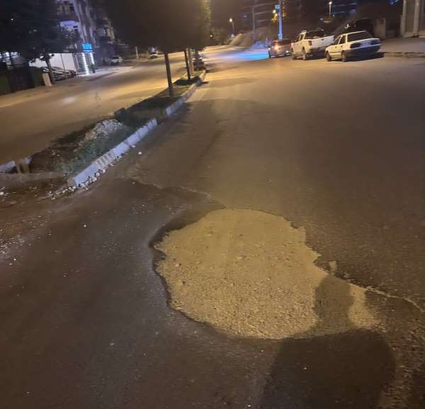 Yolun ortasındaki çukur kazaya davetiye çıkarıyor