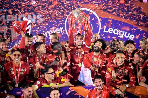 Liverpool şampiyonluk kupasını kaldırdı 