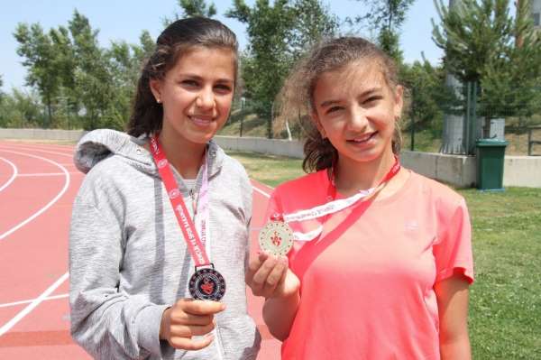 Minik ve yıldız atletler Kongre Kupası için koştu 