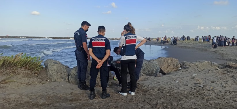 Samsun'da aynı aileden denize giren 3 kişiden 2'si kurtarıldı, 1 kişi hala aranıyor