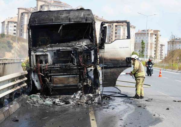 Başakşehir'de faciadan kıl payı dönüldü: Kaza yapan hafriyat kamyonu alev alev yandı