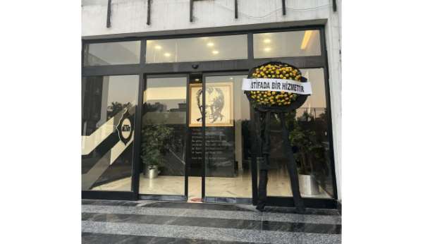 Altay taraftarından siyah çelenk protestosu
