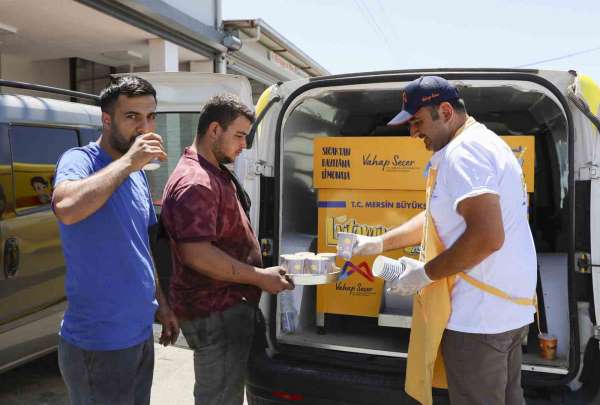 Mersin'de emekçilere 120 bin bardak limonata dağıtıldı