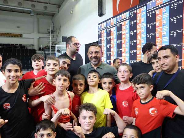 Bakan Yardımcısı Yerlikaya, Türkiye Minikler Güreş Şampiyonası'nı takip etti