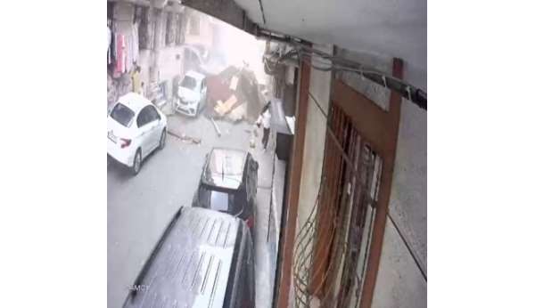 Esenler'de fırtınada çatı sokağa uçtu: Çocuklar çatının altında kalmaktan son anda kurtuldu