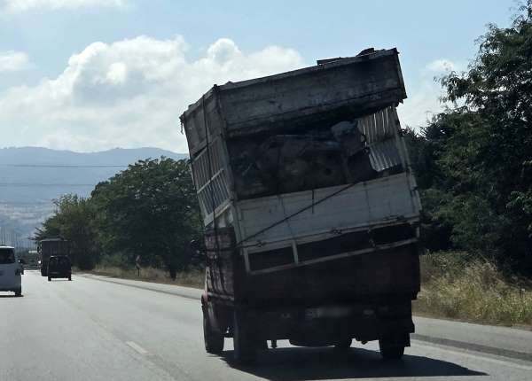 Hurda kasaları eğik şekilde taşıyan kamyonet tehlike oluşturdu