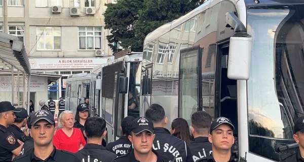 İzmit Belediyesi'ne yönelik soruşturma kapsamında gözaltına alınan şüpheliler, İstanbul'da sağlık kontrolünden