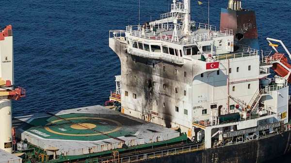 Karadeniz'de dron saldırısına uğrayan gemi Trabzon Limanı'na geldi