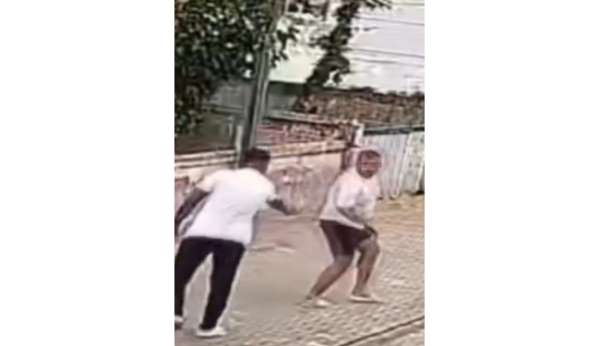 Önce yumrukladı, sonra bacaklarından vurdu: O anlar kamerada
