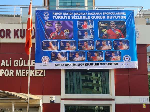 Tokyo 2020'de madalya kazanan sporculara Adana ASKF'den afişli jest