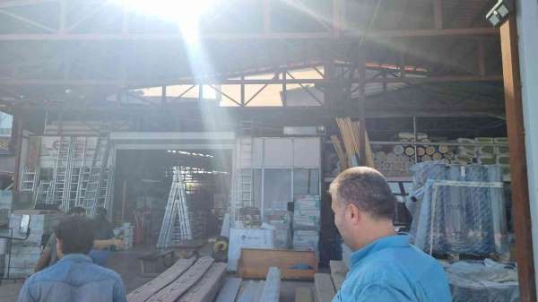 Sinop'ta seyir halindeki araçtan iş yeri kurşunladı: O anlar kamerada