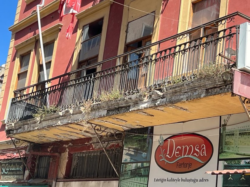 Samsun'da eski binaların balkonları tehlike saçıyor!