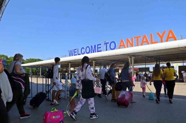 Antalya'ya hava yoluyla gelen turist sayısı 10 milyonu geçti
