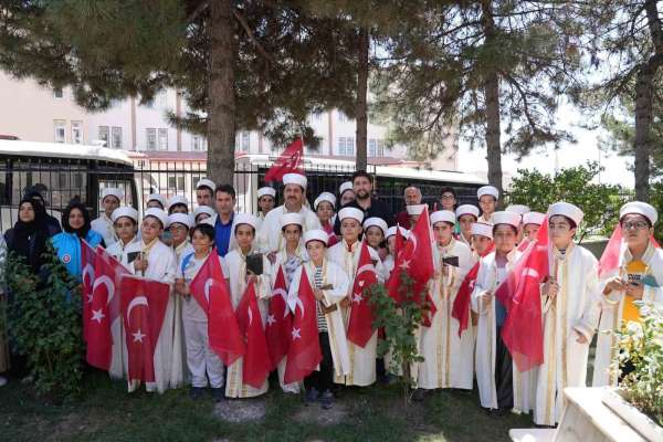 Hafız çocuklar, şehitlerin kabirleri başında Kur'an-ı Kerim okudu