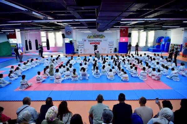 Fatih'te taekwondo gösterisi: 150 lisanslı sporcu yeteneklerini sergiledi