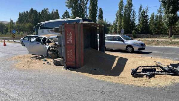 Kontrolsüz yola çıkan buğday yüklü traktör kazaya neden oldu: 3 yaralı