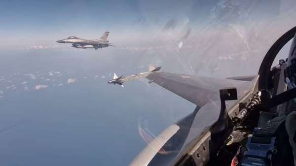 F-16 savaş uçaklarından Karadeniz'de eğitim uçuşu