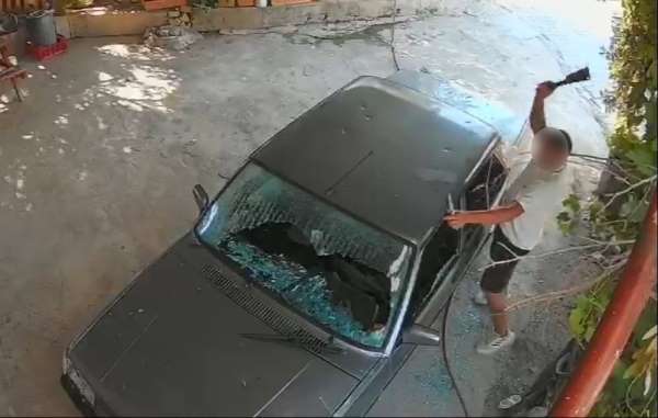 Kadına ait otomobile satır ve bıçakla zarar verdi: O anlar kamerada