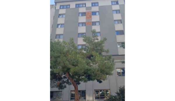 Öğretmenevi duvarından kopan beton parçaları korkuttu