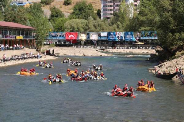Munzur'da 200 sporcuyla rafting, renkli görüntülere sahne oldu 