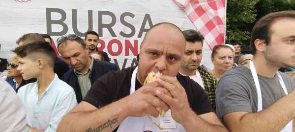 5 bin lira ödülü kazanabilmek için metrelerce börek yediler - Bursa haber