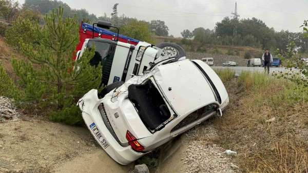 Kazayı haber vermek için yolun kenarında duran otomobile kamyon çarptı: 2 yaralı