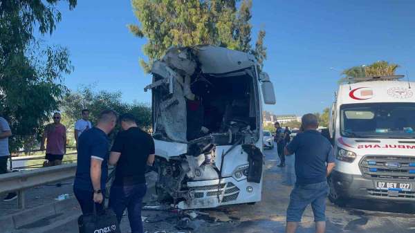 Alanya'da midibüslerin çarpıştığı kazada 15 yaralıdan 2'sinin durumu ciddiyetini koruyor