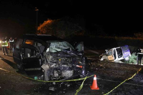 Ordu'da 2 hafif ticari araç kafa kafaya çarpıştı: 1 ölü, 2 yaralı