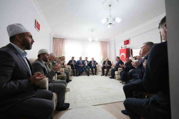 Bakan Güler, şehit Jandarma Er Emin Polat'ın baba ocağını ziyaret etti