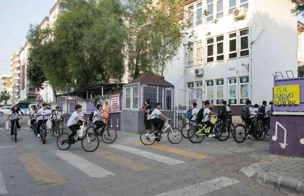 Mersin'de öğrenciler okula pedal çevirerek gitti