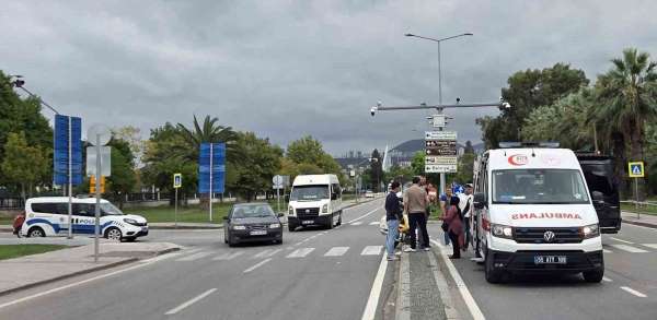 Motosiklet sürücüsü annesinin yanındaki çocuğa çarpıp kaçtı