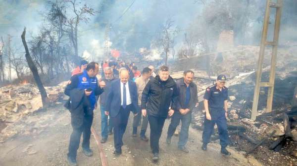 Vali Meftun Dallı'dan 11 evin küle döndüğü yangınla ilgili açıklama: 'Kontrol altında, soğutma çalışmaları dev