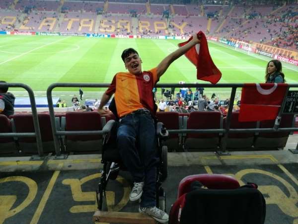 Galatasaray maçını tribünlerden izleyip hayallerine kavuştular 