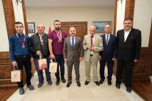Vali Varol, başarılı görme engelli sporcuları kutladı