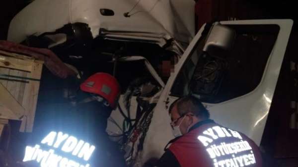 Aydın'daki feci kazada tır sürücüsü hayatını kaybetti 