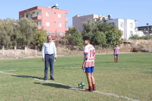 Başkan Tarhan, Cumhuriyet Kupası Futbol Turnuvasının başlama vuruşunu yaptı 