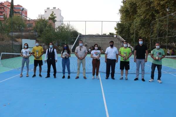 Tenis turnuvasında kupalar sahiplerini buldu