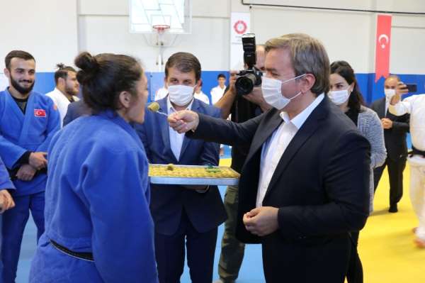 Vali Aydoğdu Tokyo Olimpiyatları'na kota alan sporcuları elleriyle besledi