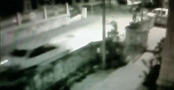 Önce seyir halindeki motosiklete çarptı, sonra sürücüsünü bıçakladı