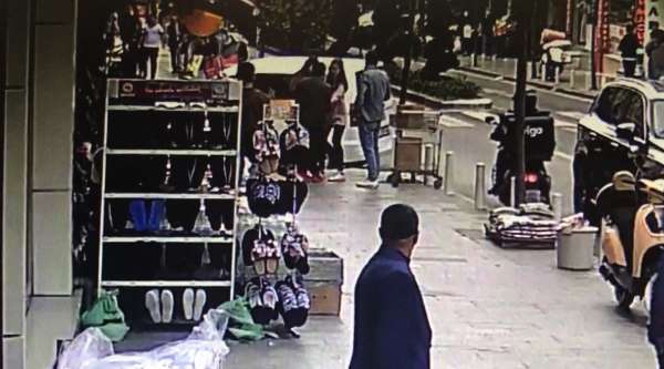 İstanbul'da bıçaklı eş dehşeti kamerada: Kocasını sokak ortasında göğsünden bıçakladı